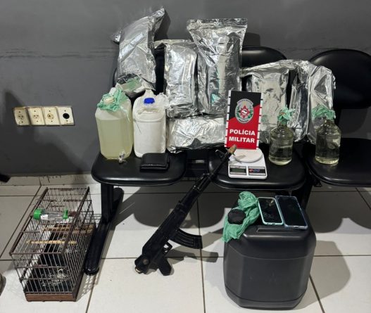 Os suspeitos e o material seguiram para a delegacia. A Polícia Civil deve identificar e pesar as drogas