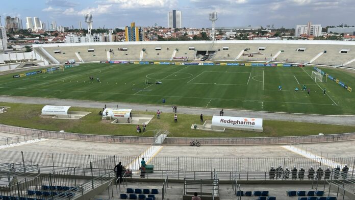 Estádio Governador Ernani Sátyro, o Amigão, em Campina Grande.