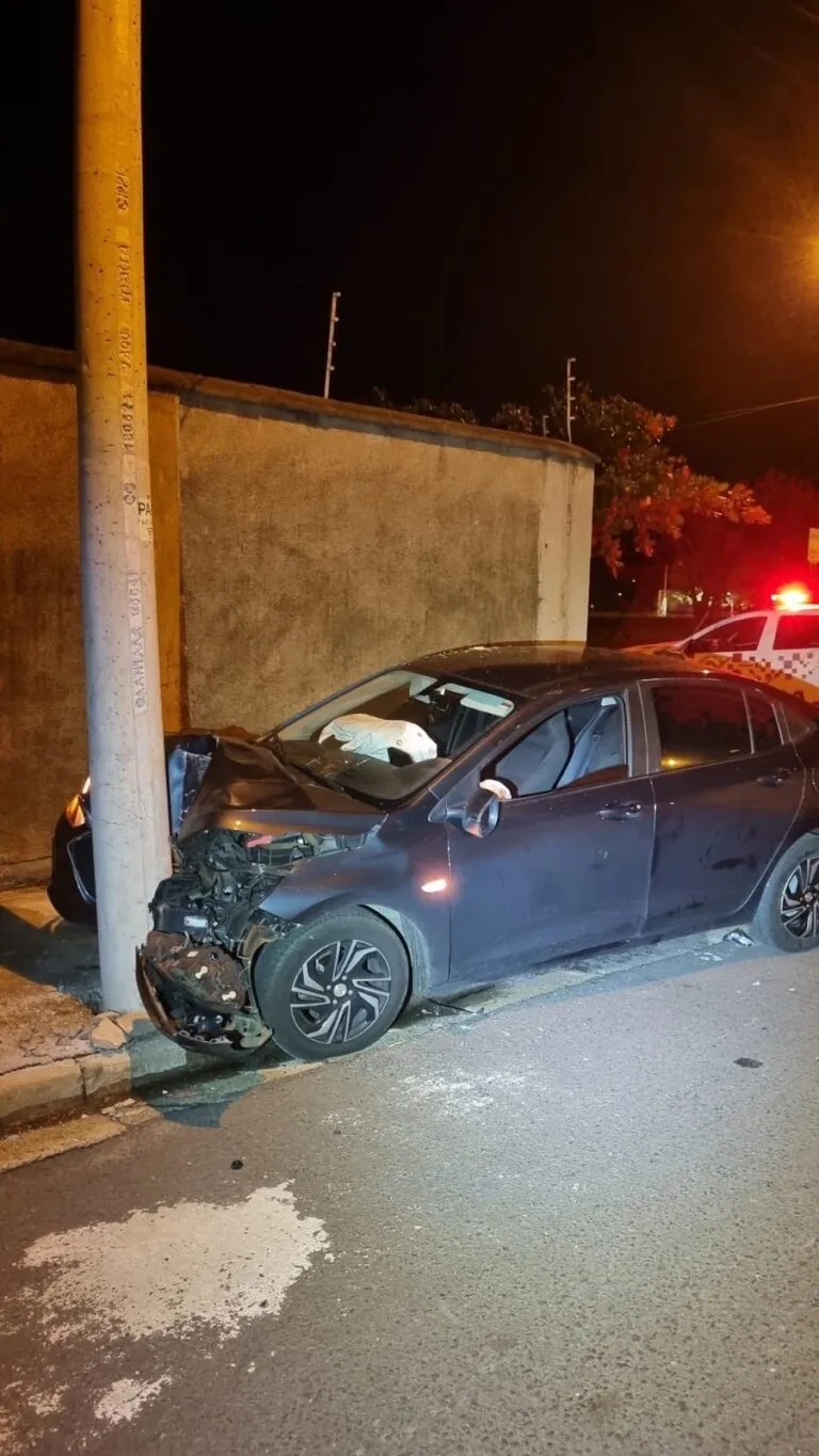 Mulher sofre ferimentos ao bater em poste em Birigui
