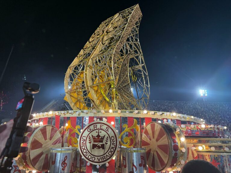 Beija-Flor e Viradouro arrepiam a Sapucaí na segunda noite de desfiles do grupo especial do Rio