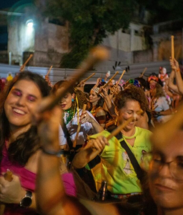 Blocos espalham folia pelo Centro e bairros de João Pessoa nesta quinta-feira (12)