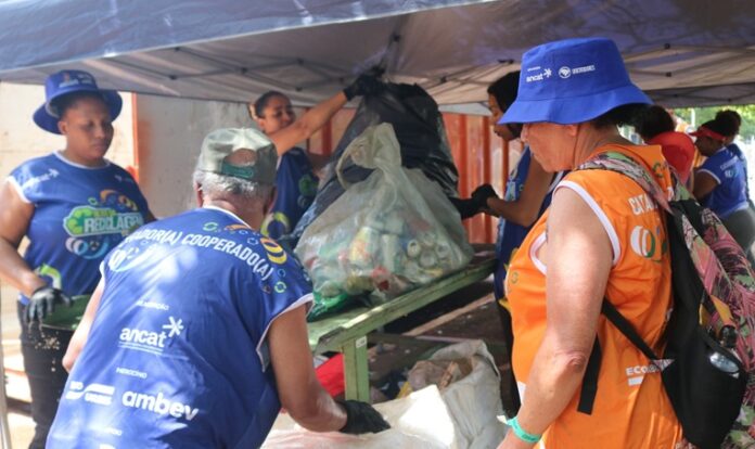 Bloco da Reciclagem recolhe 25 toneladas e transforma o Carnaval de rua de São Paulo