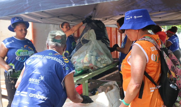 Bloco da Reciclagem recolhe 25 toneladas e transforma o Carnaval de rua de São Paulo