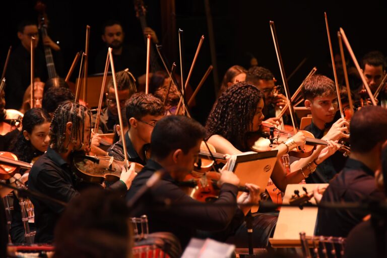 O programa distribui as vagas em 16 polos de 13 cidades do estado .O programa oferece inscrições gratuitas