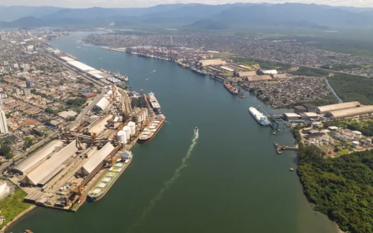 Jovens são resgatados por grupo em canoa havaiana após ficarem à deriva no mar em Santos