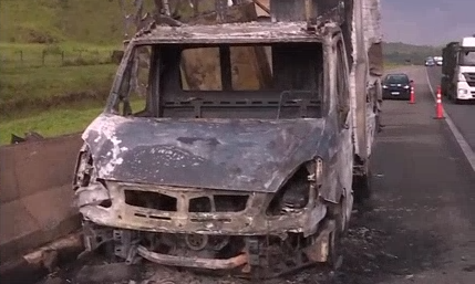 Caminhão pega fogo na Rodovia Dom Pedro I e causa grande congestionamento