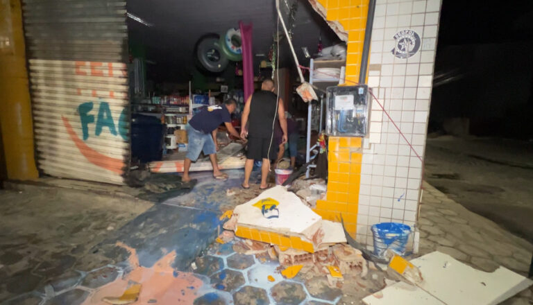 Perseguição policial termina com carro invadindo loja em João Pessoa