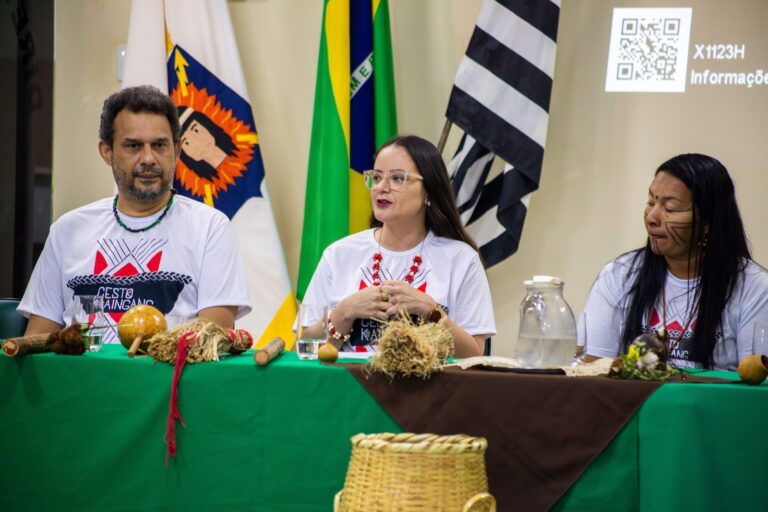 Troca de saberes entre indígenas e estudantes ganha registro em livro