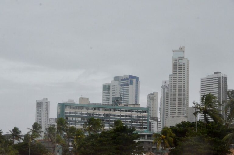 A previsão indica chuva entre 20 e 30 milímetros por hora ou até 50 milímetros por dia, além de ventos de 40 a 60 km/h