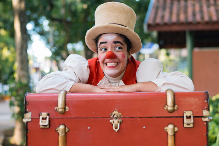 Palhaça Tertúlia apresenta espetáculo gratuito sobre o fantástico circo de pulgas em Campinas