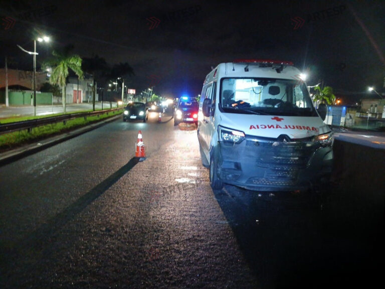 Ambulância capota ao solicitar passagem na Via Expressa Sul, em Praia Grande