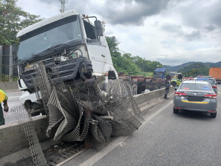 Carreta perde controle e bate em mureta de concreto em Rodovia de Santos