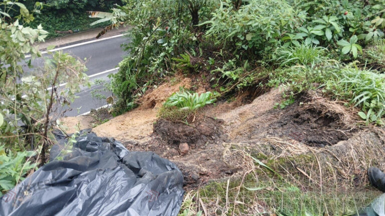 Chuvas causam queda de barreira em pista da Rodovia Anchieta, em Cubatão