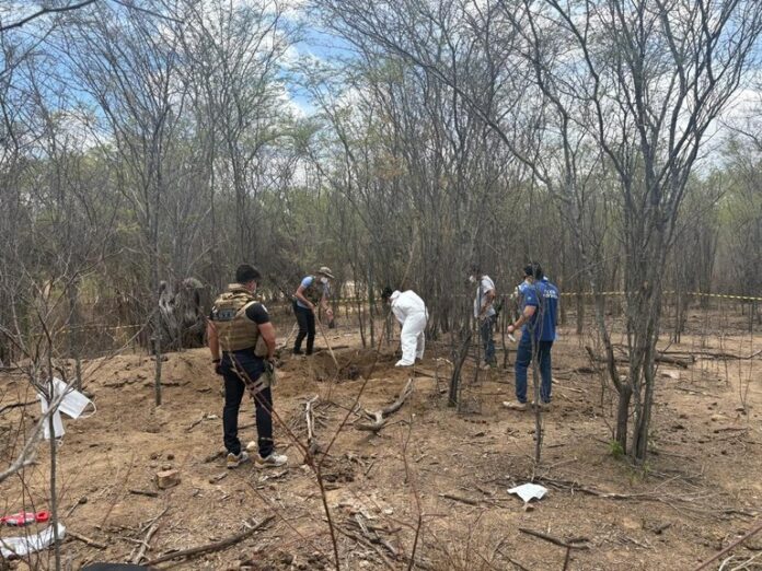 Prisão cariri Os policiais localizaram o principal investigado em uma pousada. A equipe apreendeu dois celulares, um revólver calibre .38 e uma motocicleta