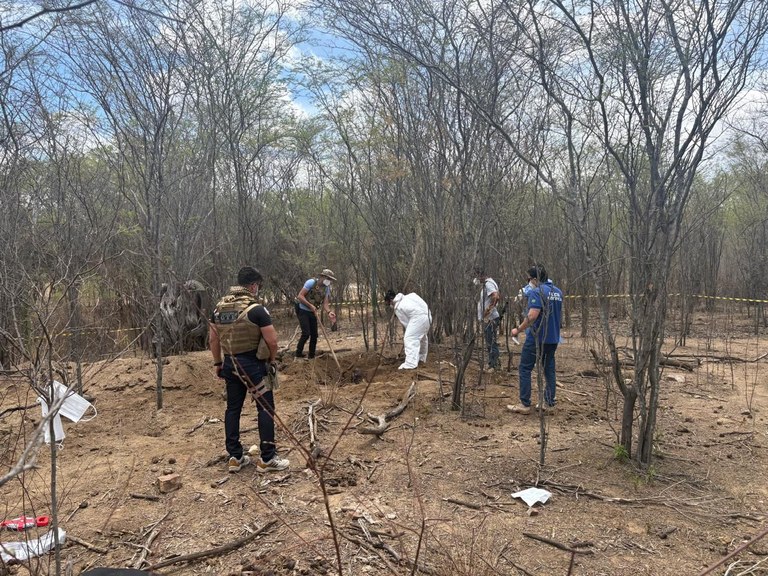 Os policiais localizaram o principal investigado em uma pousada. A equipe apreendeu dois celulares, um revólver calibre .38 e uma motocicleta