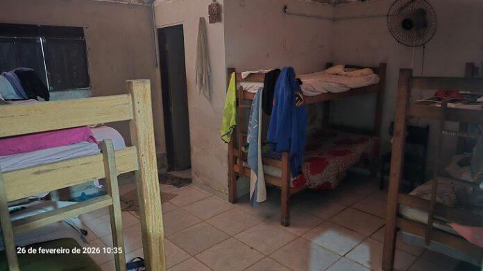 Durante a inspeção, as equipes encontraram alojamentos trancados com cadeados, cozinha inadequada e alimentos e medicamentos vencidos