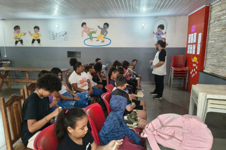 Prefeitura oferece 144 vagas em cursos gratuitos de flauta e violão para crianças e adolescentes