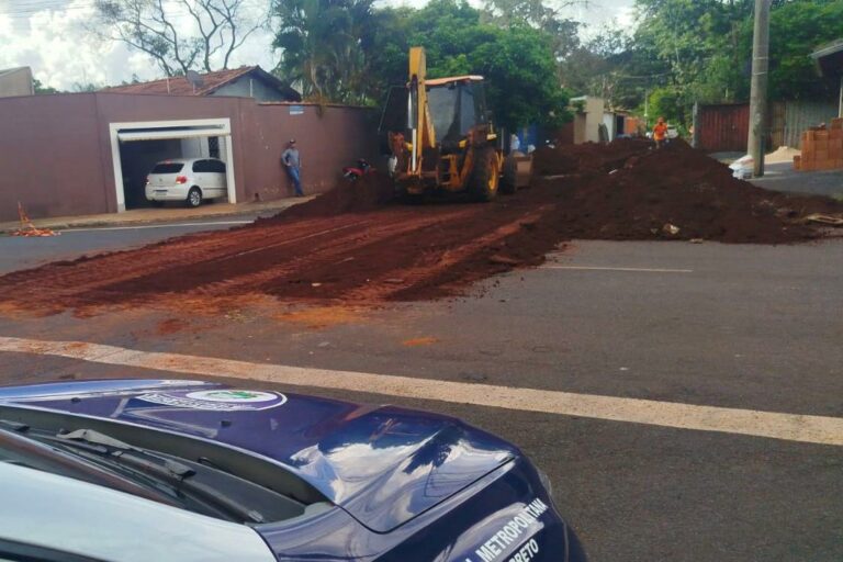 Três são detidos por tentativa de furto de água; Grupo utilizava uma retroescavadeira