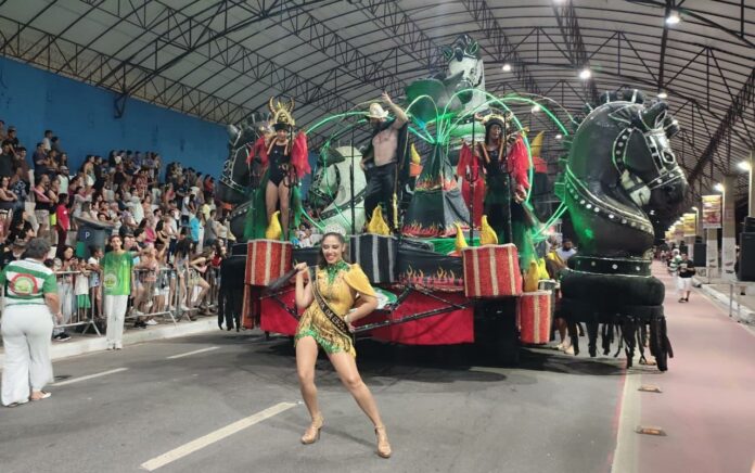 Avenida do Povo recebe milhares de foliões para o desfile das escolas de samba em Taubaté Avenida do Povo recebe milhares de foliões para o desfile das escolas de samba em Taubaté