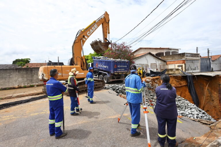 Primeira fase de obras em cratera no Jardim Imperial deve durar dez dias, afirma prefeitura