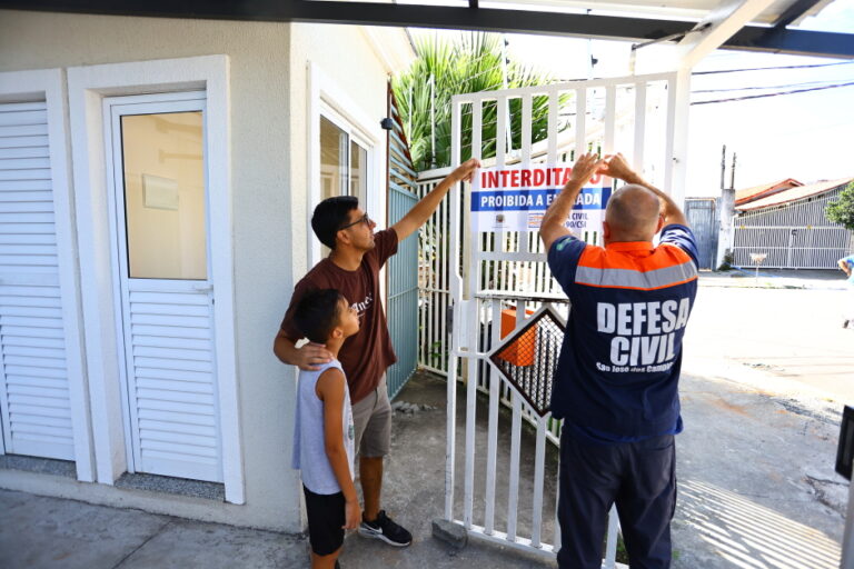 Famílias de prédio interditado por erosão recebem liberação para voltar para casa em São José