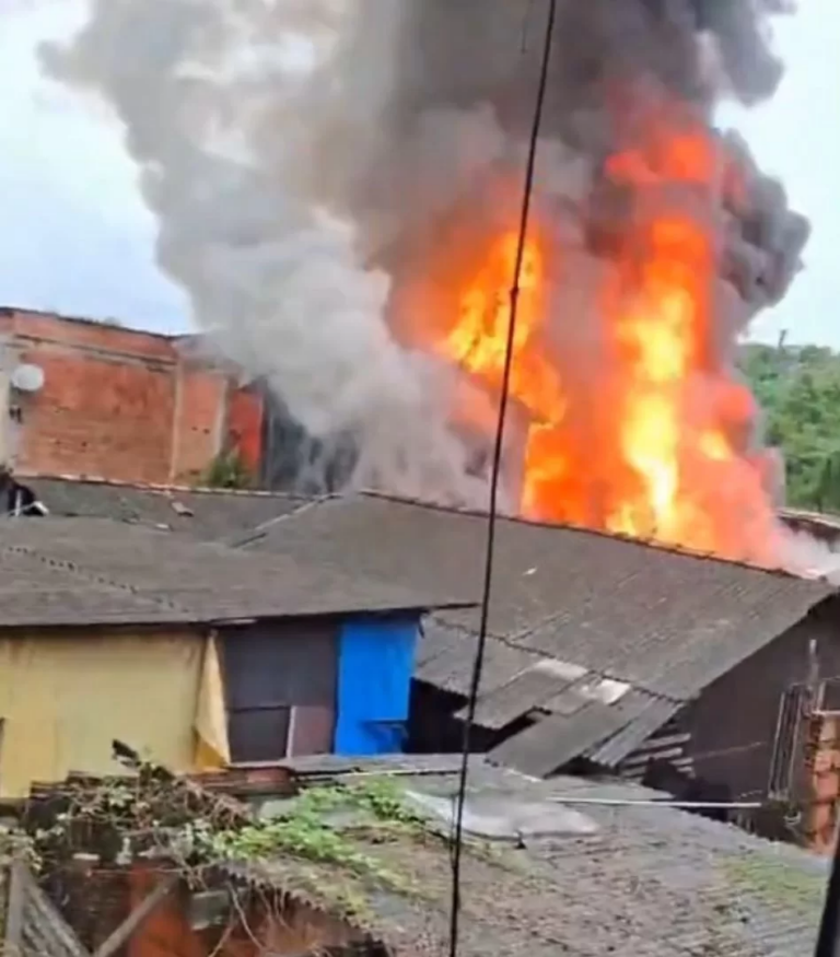 Incêndio atinge comunidade no Caminho da Capela, em Santos; ninguém ficou ferido