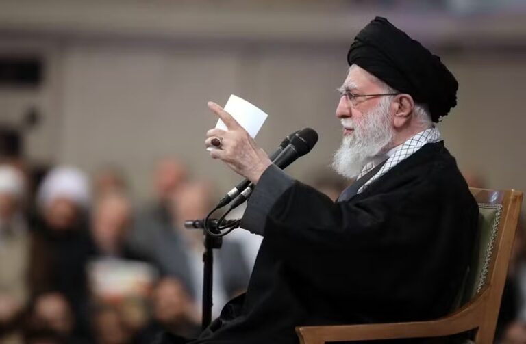 Donald Trump confirma morte de líder iraniano Ali Khamenei após ataques no país