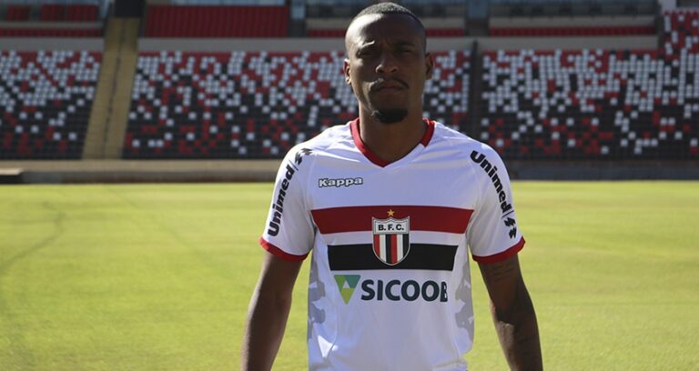 Após Gamalho, Botafogo anuncia a saída de lateral