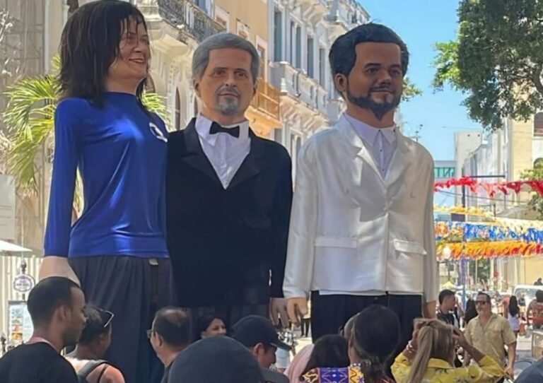 Kleber Mendonça Filho e Wagner Moura viram bonecos gigantes de Olinda