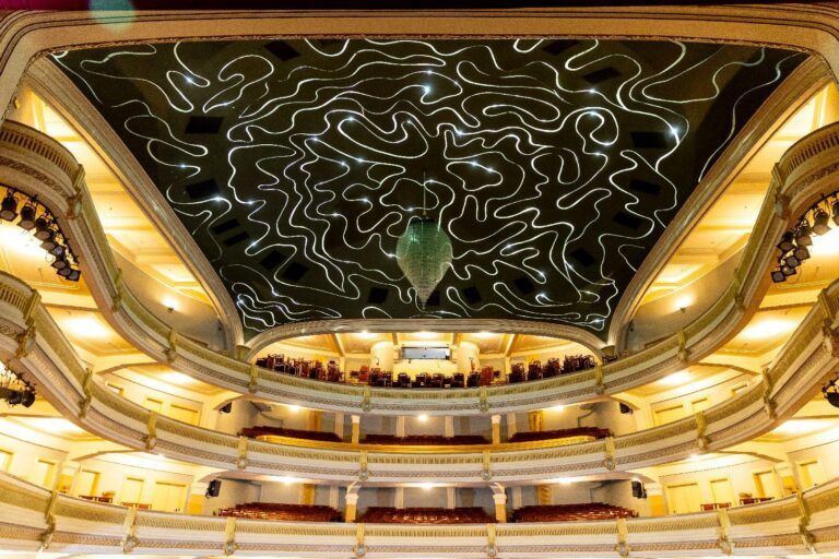 Theatro Pedro II realiza manutenção anual do lustre “Gota D’Água” com visitação aberta ao público