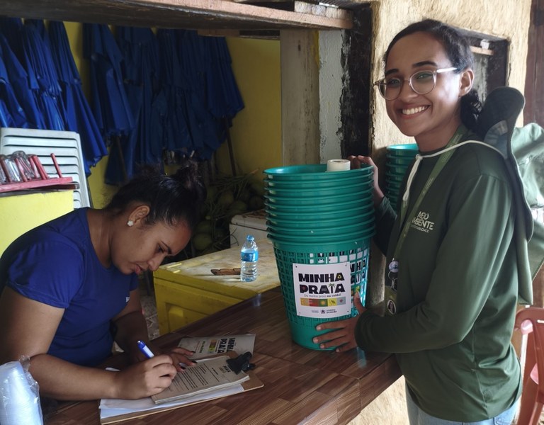Paraíba entrega lixeiras para comerciantes e ambulantes do Litoral Sul 