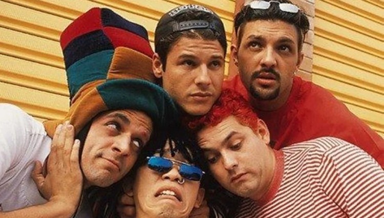 Mamonas Assassinas: divulgada foto da jaqueta encontrada intacta sobre caixão de Dinho durante exumação em SP; veja