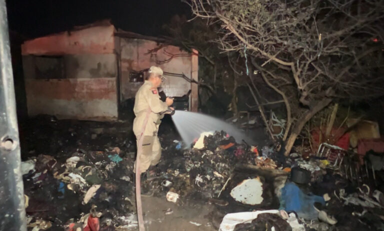 Incêndio destrói casa no bairro de Mangabeira, em João Pessoa