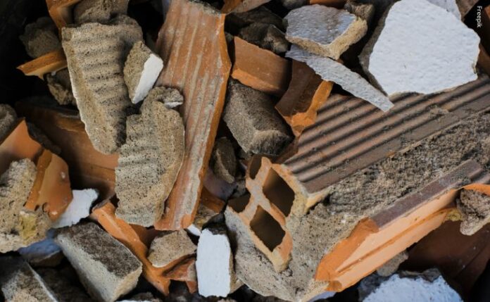 A Promotoria recebeu denúncias sobre descarte de resíduos em terrenos baldios, áreas verdes e canteiros do município