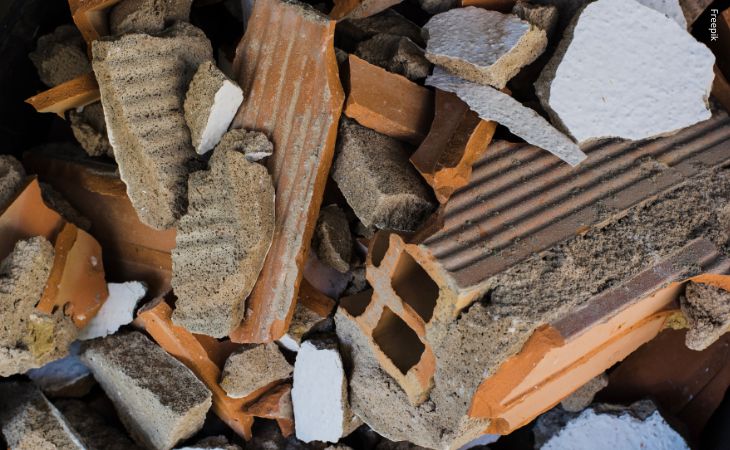 A Promotoria recebeu denúncias sobre descarte de resíduos em terrenos baldios, áreas verdes e canteiros do município