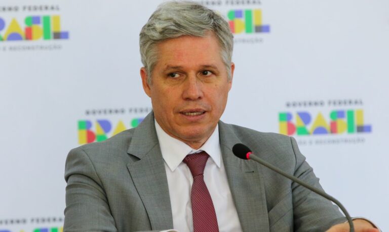 Ministro Paulo Teixeira entrega assentamentos para famílias sem-terra na Paraíba