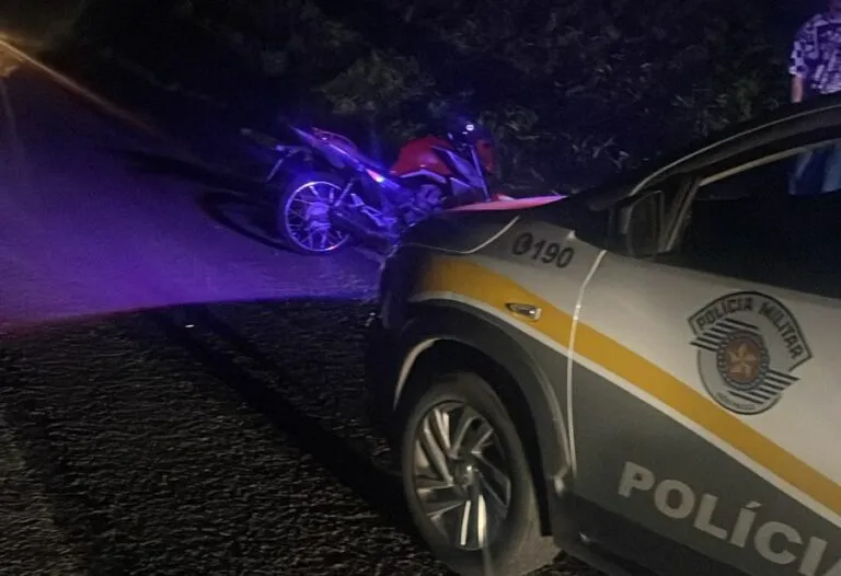 Motocicleta tomba após pneu estourar; duas pessoas ficam feridas