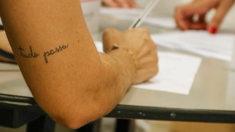 Mulheres vítimas de violência recebem telefone celular