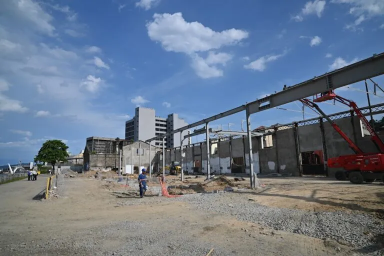 Vigilantes são baleados após assalto em canteiro de obras no Parque Valongo, em Santos