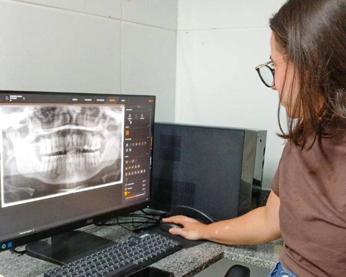 raio-x-panoramico-CEO-JAGUARIBE-1 O agendamento deve ser feito presencialmente no CEO Jaguaribe, de segunda a sexta-feira, das 8h às 17h. Os exames acontecem no turno da tarde