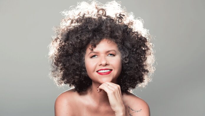 Roberta Campos revisita “Coisas de viver” com participações de Zélia Duncan, Jota.Pê e Jorge Vercillo