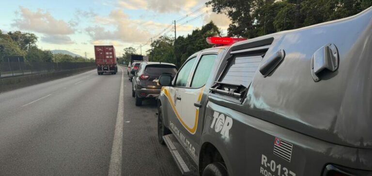 equipes do Tático Ostensivo Rodoviário (TOR) do 1º Batalhão de Polícia Rodoviária abordaram um veículo Renault/Captur após fundada suspeita