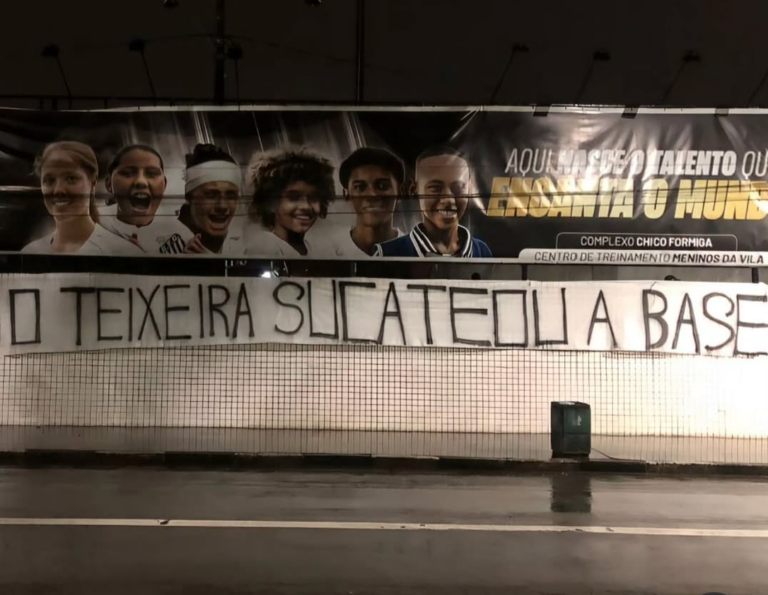 Torcedores do Santos protestam com faixas em cidades do litoral de SP