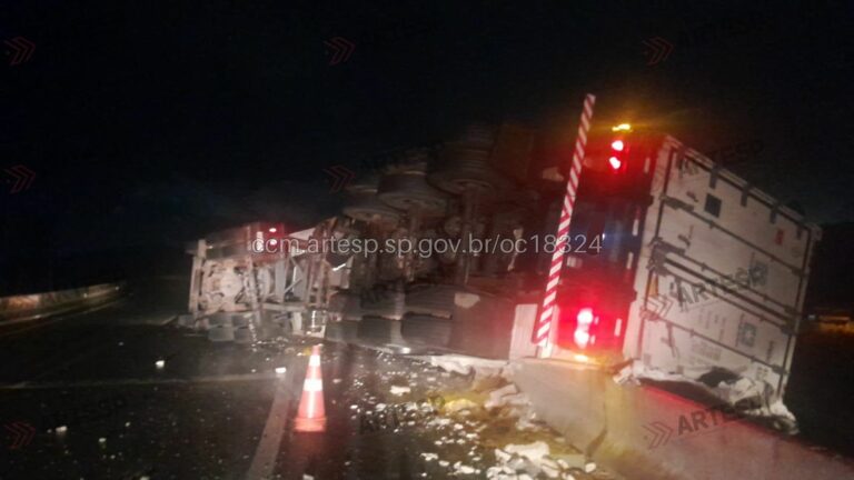 Carreta tomba e espalha carga de batata congelada na Ayrton Senna, em Taubaté