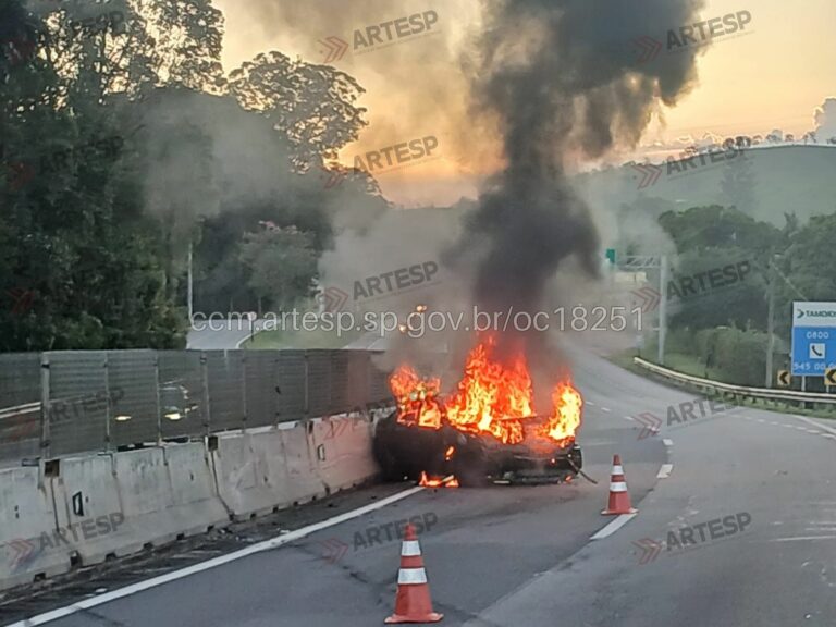 Carro pega fogo após pneu estourar e motorista bater contra barreira na Tamoios, em Jambeiro