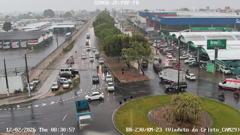 Fortes chuvas provocam alagamentos e trânsito lento em João Pessoa nesta quinta (12)