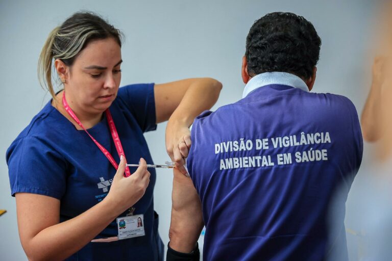 Vacinação contra a dengue começa para profissionais da saúde em Ribeirão Preto