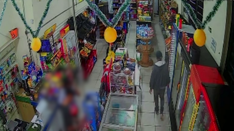 VÍDEO: Dupla armada rende funcionários e assalta mercadinho em Campinas