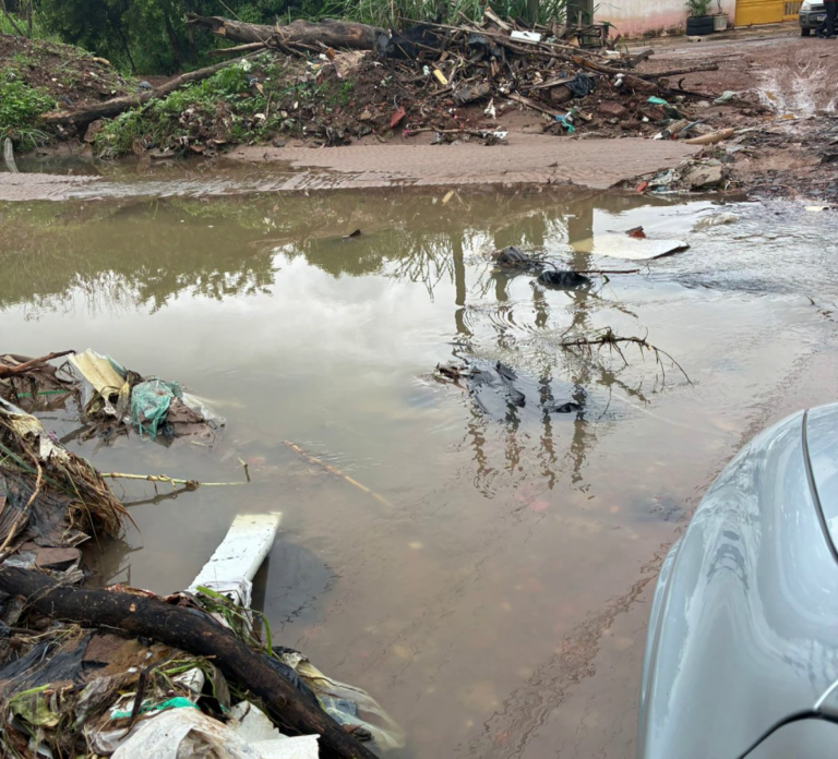 Chuva forte destrói ponte de terra e interdita acesso em Sumaré