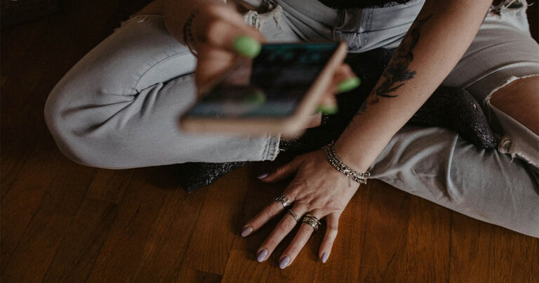 Enquanto 82% das mulheres dizem ter medo de violência, humor na internet banaliza o problema